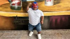 Microman felicitó a Medio Metro por subirse al cuadrilátero