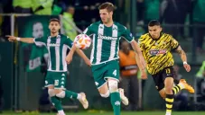 Orbelín Pineda corre por la pelota