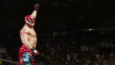 Rey Mysterio celebra durante una pelea
