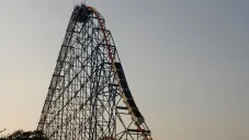 La atracción quedó varada con personas a bordo