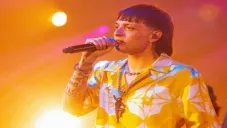 Peso Pluma durante un concierto