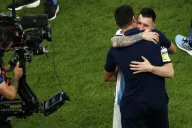 Scaloni y Messi se abrazan tras vencer a Croacia