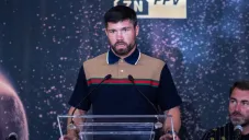 El peleador contesta preguntas de la prensa