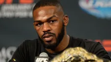 Jon Jones en una conferencia de prensa con UFC