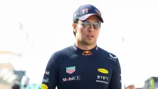 El piloto mexicano caminando por el paddock