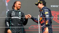 Checo Pérez y Lewis Hamilton en un podio de F1