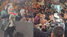 Momento en que Brincos Dieras organizó la colecta y dio el dinero a la abuelita