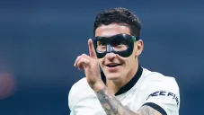 Alejandro Zendejas apunta hacia la banca después de anotar