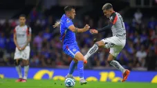 Jugadores de Cruz Azul y Atlas disputando un balón