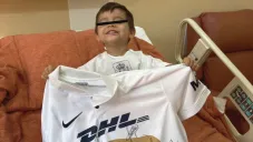 Max presumiendo la playera autografiada por los Pumas