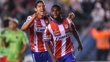 Vitinho y Ángel Saldívar festejan un gol