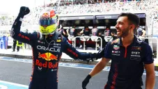 El mexicano festeja la pole position