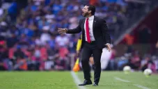 Benjamín Mora da indicaciones en el partido vs Cruz Azul