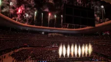 Decenas de aficionados ya estaban afuera del Estadio Akron cuando se determinó la victoria de Saúl Álvarez