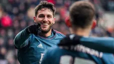 Santi Giménez en celebración de gol