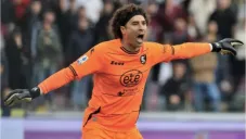 El mexicano permanecería dos temporadas más con Salernitana