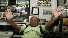 Antonio 'La Tota' Carbajal posa para fotografía en su casa