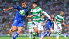 Berterame mete el cuerpo para ganar en la disputa del balón