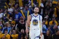 Stephen Curry camina sobre la duela en el partido ante Lakers