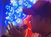 Pepe Aguilar canta &quot;Ella Baila Sola&quot; en un karaoke