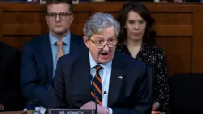 John Kennedy en un discurso suyo ante el Senado de EUA