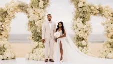 Simone Biles y Jonathan Owens posan para una foto