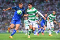 Berterame y Campos pelean por la pelota durante el partido de Ida