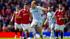 Casemiro intenta recuperar un balón frente al Wolverhampton