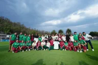 Equipo y cuerpo técnico posan con la banda