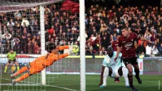 Ochoa hace un atajadón contra el Inter