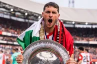 Santiago Giménez con el título tras ser campeón