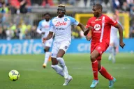 Victor Osimhen pelea por el balón durante el partido