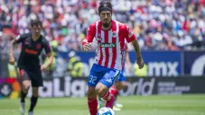 Junior Benítez conduce la pelota