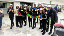 Las nadadoras fueron recibidas en el aeropuerto de la Ciudad de México