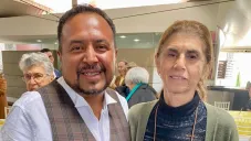 La madre de Claudia Sheinbaum se toma una foto con un amigo