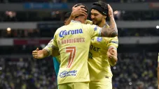 Brian Rodríguez y henry Marin se abrazan