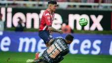 Luis Malagón achicando el espacio contra Chivas