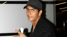 Oswaldo Sánchez saluda a la cámara en un aeropuerto