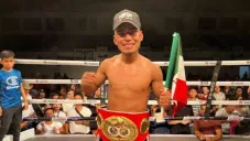 Daniel Valladares con su título de campeon