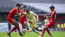 Águilas y Diablos disputan por el balón