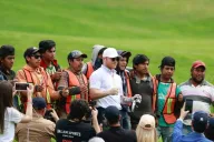 Canelo Álvarez se toma la foto con los albañiles