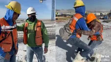 Albañiles bailando &quot;Ella Baila Sola&quot; de Peso Pluma