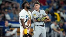 Randy Arozarena y Willy Adames conversan en una de las bases