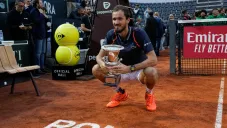 Medvedev tras cosquistar su primera arcilla