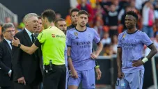 Técnico y jugadores del Real Madrid ante el Valencia