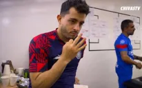 Alan Mozo hace señas sobre el 3-1 previo al partido