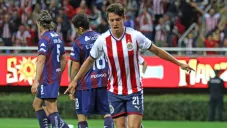 Fierro celebra un gol con Chivas en el Estadio Akron