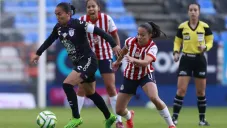 Mónica Ocampo escapa de la presión de dos jugadoras de Chivas