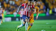 Víctor Guzmán intenta escaparse de la marca de Jesús Angulo