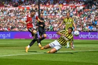 Santiago Giménez remata durante el partido